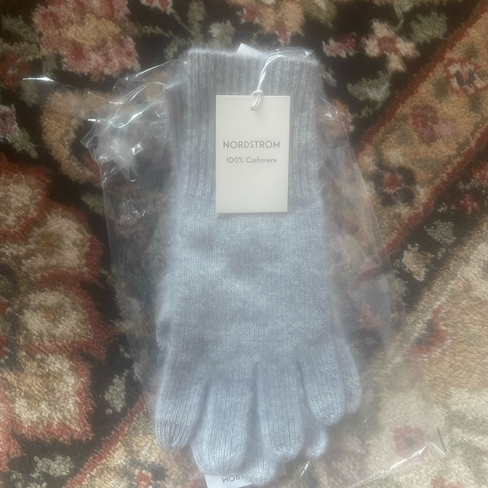 NWT cashmere tech gloves